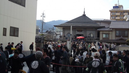  東野大獅子を待ち構える大観衆。東野は「ひがしの 」と呼ばれる地区の名称です。