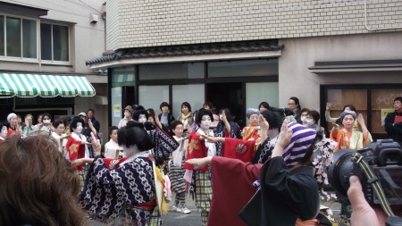 前の写真に続きまして、こちらは「飯田 華の踊り屋台」。芸能伝承　今昔小町の会と東京品川の芸妓置屋「まつ乃家」の芸者さんです。