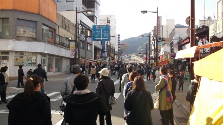 歩行者天国となった中央通りからJR飯田駅と風越山を望む。たくさんの屋台と人出で賑わっています。