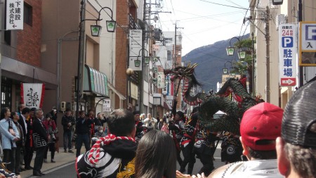 天龍峡 龍神の舞：天龍峡龍神の舞保存会　＠松尾町　勇壮な舞いで観客を魅了しています。
