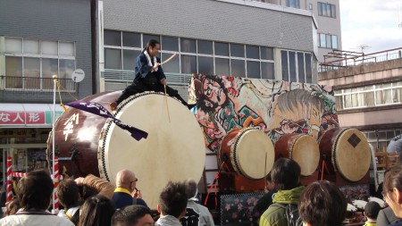 命響館の六尺大太鼓　命響：飯田市にある牛山太鼓店の牛山武胤さん主宰の和太鼓道場です。